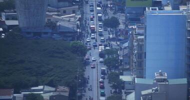 un tráfico mermelada a el ocupado pueblo en Ho chi minh alto ángulo largo Disparo video
