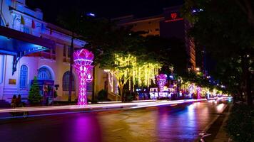 een nacht timelapse van neon stad- Bij nguyen tint straat in ho chi minh breed schot zoom video