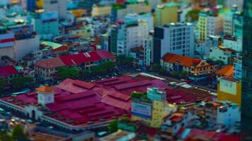 un lapso de tiempo de el miniatura calle a ben gracias mercado en Ho chi minh Vietnam cambio de inclinación video