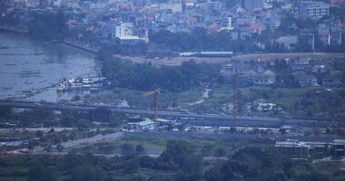 un tráfico mermelada a el ocupado pueblo en Ho chi minh alto ángulo largo Disparo video