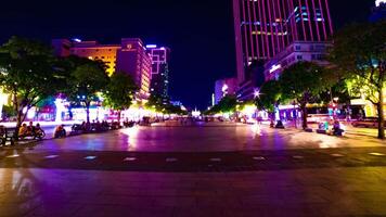 ein Nacht Zeitraffer von Neon- Stadt, Dorf beim nguyen Farbton Straße im ho Chi minh breit Schuss Zoomen video