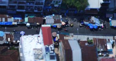 un' alto angolo Visualizza di miniatura paesaggio urbano a il centro nel ho chi minh giorno TiltShift video