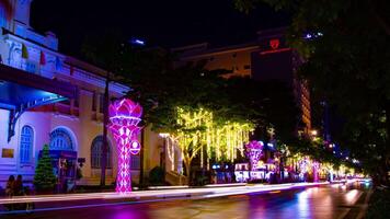 en natt Timelapse av neon stad på nguyen nyans gata i ho chi minh bred skott panorering video
