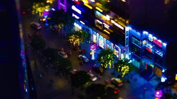 ein Nacht Zeitraffer von Miniatur Neon- Stadt, Dorf beim nguyen Farbton Straße im ho Chi minh Kippverschiebung video