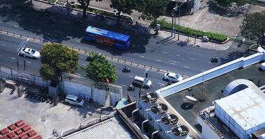 een verkeer jam Bij de bezig stad- in ho chi minh hoog hoek lang schot video