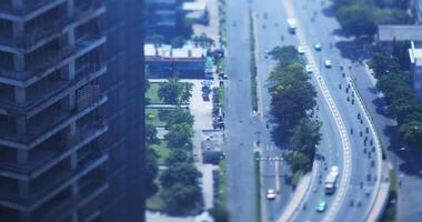 een verkeer jam Bij de miniatuur bezig stad- in ho chi minh hoog hoek focus verleggen video