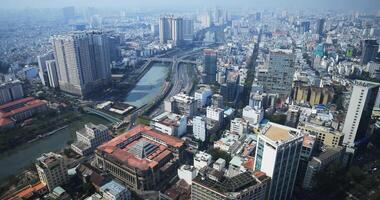 un tráfico mermelada a panorámico ocupado pueblo en Ho chi minh alto ángulo amplio Disparo video