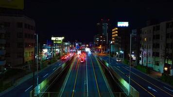 ein Zeitraffer von das Straße beim das Innenstadt im Tokyo beim Nacht lange Exposition breit Schuss Neigung video