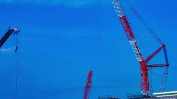 une laps de temps de grues à le en dessous de construction dans tokyo video