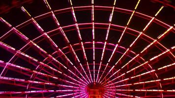 un' lasso di tempo di Ferris ruota a il divertimento parco nel tokyo a notte video