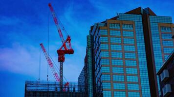 un lapso de tiempo de grúas a el debajo construcción en el edificio en tokio video