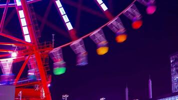 een timelapse van ferris wiel Bij de amusement park in tokyo Bij nacht video