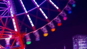 une laps de temps de ferris roue à le amusement parc dans tokyo à nuit video