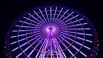 une laps de temps de ferris roue à le amusement parc dans tokyo à nuit video