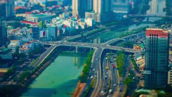 en Timelapse av miniatyr- trafik sylt på de upptagen stad i ho chi minh hög vinkel luta video