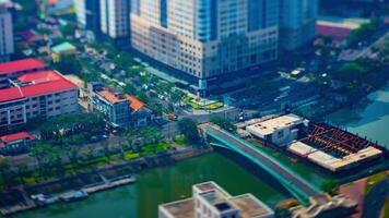 en Timelapse av miniatyr- trafik sylt på de upptagen stad i ho chi minh hög vinkel luta video