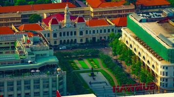 en Timelapse av trafik sylt på ho chi minh människors utskott kontor byggnad hög vinkel lång skott luta video