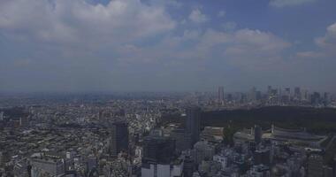 en panorama- stadsbild på shinjuku område i tokyo hög vinkel video