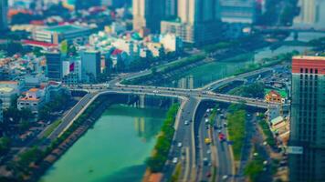 uma espaço de tempo do miniatura tráfego geléia às a ocupado Cidade dentro ho chi minh Alto ângulo ampliação video