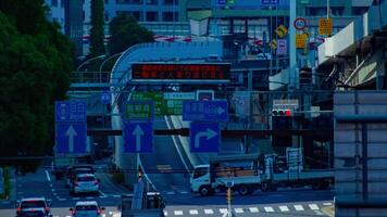 ein Zeitraffer von Innenstadt Straße beim sotobori Allee im Tokyo tagsüber lange Schuss Zoomen video