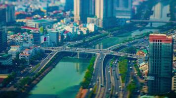 en Timelapse av miniatyr- trafik sylt på de upptagen stad i ho chi minh hög vinkel video