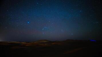 un lapso de tiempo de estrellado cielo a Sáhara Desierto en Marruecos amplio Disparo inclinación video