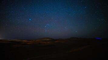 un lapso de tiempo de estrellado cielo a Sáhara Desierto en Marruecos amplio Disparo inclinación video