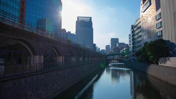 een timelapse van de rivier- Bij mansei brug in tokyo breed schot kantelen video