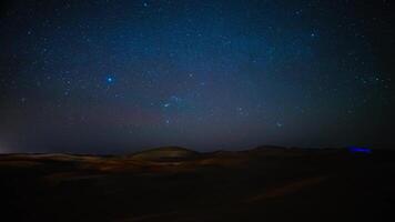 een timelapse van sterrenhemel lucht Bij Sahara woestijn in Marokko breed schot video