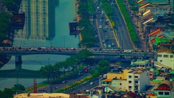 uma espaço de tempo do tráfego geléia às a ocupado Cidade dentro ho chi minh Alto ângulo grandes tiro inclinar video