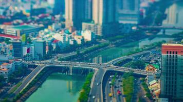 en Timelapse av miniatyr- trafik sylt på de upptagen stad i ho chi minh hög vinkel panorering video