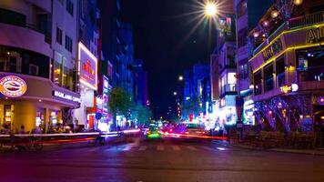 ein Nacht Zeitraffer von das Neon- Innenstadt beim bui vien Straße im ho Chi minh Vietnam breit Schuss Zoomen video