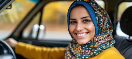 diverso mujer en turbante conducción coche medio oriental estilo de vida y diversidad concepto foto