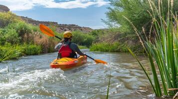 mujer kayak en corriente con maravilloso paisaje en el fondo, Perfecto para al aire libre entusiastas foto