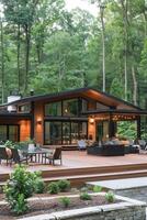 moderno negro desván casa con acero marco pabellón, vaso puertas, y escénico naturaleza ver foto