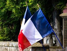 francés bandera flotante con el viento, nacional símbolo, azul, blanco, rojo, celebracion día, Francia, Europa foto