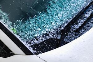 granizo pelotas en marzo, natural primavera clima, lata porque daños y perjuicios foto