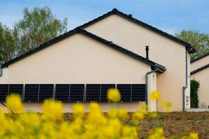 solar paneles en un bien expuesto pared de un individual casa, haciendo ahorros siguiendo el energía crisis, ciudadano ecológico gesto, verde energía foto