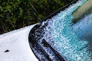 granizo pelotas en marzo, natural primavera clima, lata porque daños y perjuicios foto