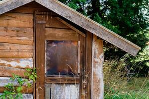 bonito autoconstruido de madera cabina en un enselvado jardín foto