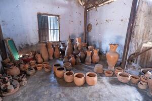 un pueblo cerámico bau camión, phan sonó ciudad, Vietnam, arcilla ollas tradicional artesanía. foto