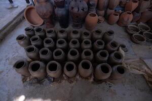 un pueblo cerámico bau camión, phan sonó ciudad, Vietnam, arcilla ollas tradicional artesanía. foto