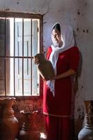 retrato de cham étnico niña en bau truc cerámica aldea, phan sonó ciudad, ninh Thuan provincia, Vietnam foto