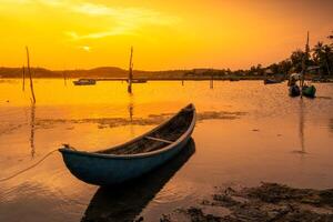 tradicional barcos a o préstamo laguna en atardecer, phu yen provincia, Vietnam foto