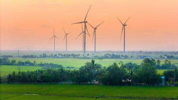 ver de turbina verde energía electricidad, molino para eléctrico poder producción, viento turbinas generando electricidad en arroz campo a phan sonó, ninh Thuan provincia, Vietnam foto