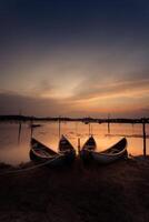 tradicional barcos a o préstamo laguna en atardecer, phu yen provincia, Vietnam foto