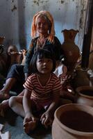 antiguo hembra de cham étnico niña en bau truc cerámica aldea, phan sonó ciudad, ninh Thuan provincia, Vietnam. personas y viaje concepto. foto