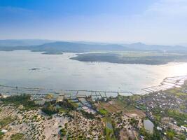 aéreo ver de o préstamo laguna en atardecer, phu yen provincia, Vietnam foto