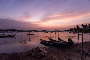 tradicional barcos a o préstamo laguna en atardecer, phu yen provincia, Vietnam foto