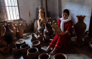 retrato de cham étnico niña en bau truc cerámica aldea, phan sonó ciudad, ninh Thuan provincia, Vietnam foto